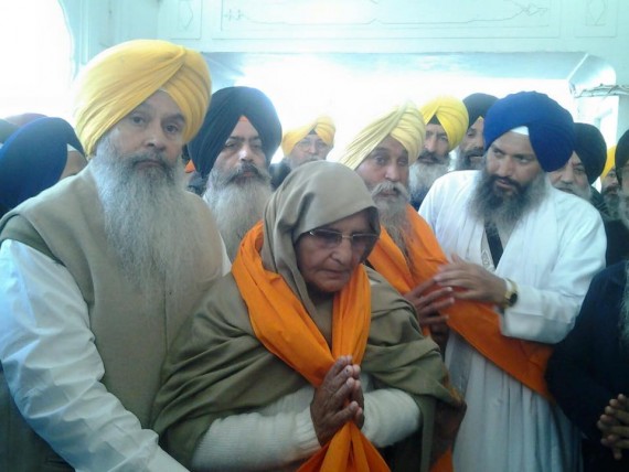 ਸ਼ਹੀਦ ਭਾਈ ਸਤਵੰਤ ਸਿੰਘ ਜੀ ਦੇ ਮਾਤਾ ਜੀ ਨੂੰ ਸਨਮਾਨਿਤ ਕਰਦੇ ਹੋਏ ਭਾਈ ਮਾਨ ਸਿੰਘ