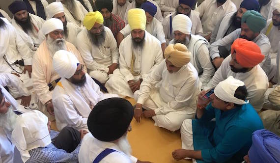 ਸੁੱਚਾ ਸਿੰਘ ਛੋਟੇਪੁਰ, ਸੰਜੈ ਸਿੰਘ ਅਤੇ ਹੋਰ ਭਾਈ ਰਣਜੀਤ ਸਿੰਘ ਢੱਡਰੀਆਂਵਾਲਿਆਂ ਨੂੰ ਮਿਲਦੇ ਹੋਏ