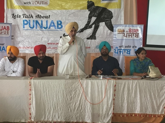 'ਬੋਲਦਾ ਪੰਜਾਬ' ਵਿਚ 'ਆਪ' ਦੇ ਪੰਜਾਬ ਕਨਵੀਨਰ ਸੁੱਚਾ ਸਿੰਘ ਛੋਟੇਪੁਰ, ਕੰਵਰ ਸੰਧੂ, ਗੁਰਪ੍ਰੀਤ ਘੁੱਗੀ ਅਤੇ ਹੋਰ ਆਗੂ ਨੌਜਵਾਨਾਂ ਨੂੰ ਸੰਬੋਧਤ ਹੁੰਦੇ ਹੋਏ