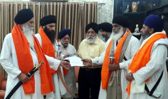 ਸਰਨਾ ਭਰਾ ਭਾਈ ਧਿਆਨ ਸਿੰਘ ਮੰਡ, ਭਾਈ ਅਮਰੀਕ ਸਿੰਘ ਅਜਨਾਲਾ, ਭਾਈ ਬਲਜੀਤ ਸਿੰਘ ਦਾਦੂਵਾਲ ਅਤੇ ਭਾਈ ਮੋਹਕਮ ਸਿੰਘ ਦਾ ਸਨਮਾਨ ਕਰਦੇ ਹੋਏ