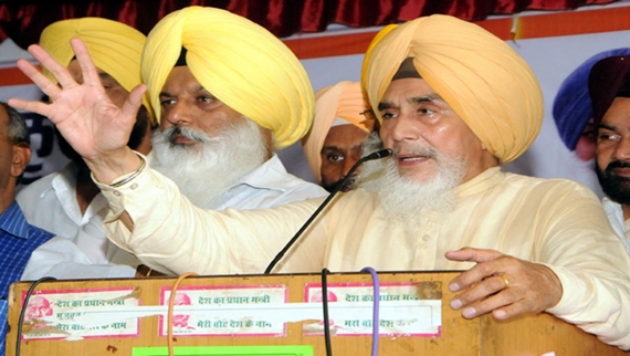 punjab page; AAPs former state convener Sucha Singh Chhotepur addressing a supporters  meeting   part of his Punjab Parivartan Yatra  in Amritsar on Sep15.photo by vishal kumar