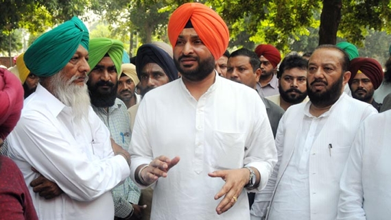 Congress MP Ravneet Singh Bittu narrating the clash incident with Akalis at Glada ground on last night in Ludhiana. Tribune Photo ; Himanshu mahajan. To go with Nikhils story