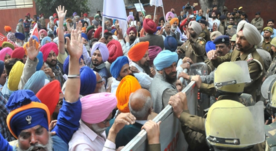 Chandigarh Punjabi writers association from City protesting for their demands at road dividing of sector 19/20 in Chandigarh on Tuesday Tribune Photo-S.Chandan