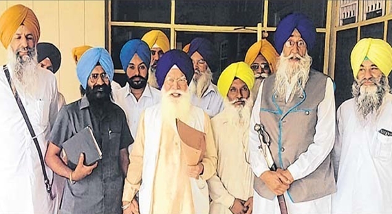 ਸ਼੍ਰੋਮਣੀ ਕਮੇਟੀ ਪ੍ਰਧਾਨ ਪ੍ਰੋ. ਕਿਰਪਾਲ ਸਿੰਘ ਬਡੂੰਗਰ ਅਤੇ ਸ਼੍ਰੋਮਣੀ ਅਕਾਲੀ ਦਲ (ਅੰਮ੍ਰਿਤਸਰ) ਦੇ ਪ੍ਰਧਾਨ ਸ. ਸਿਮਰਨਜੀਤ ਸਿੰਘ ਮਾਨ ਗੁਰਦੁਆਰਾ ਫਤਿਹਗੜ੍ਹ ਸਾਹਿਬ ਵਿਖੇ ਮੀਟਿੰਗ ਤੋਂ ਬਾਅਦ ਮੀਡੀਆ ਨੂੰ ਜਾਣਕਾਰੀ ਦਿੰਦੇ ਹੋਏ