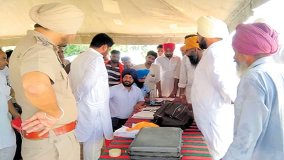 ਪਸ਼ੂ ਪਾਲਕਾਂ ਤੋਂ 'ਗੁੰਡਾ ਟੈਕਸ' ਵਸੂਲਣ ਸਬੰਧੀ ਪਰਚੀ ਕੱਟਣ ਬਾਰੇ ਠੇਕੇਦਾਰ ਤੋਂ ਪੁੱਛ ਪੜਤਾਲ ਕਰਦੇ ਹੋਏ ਪ੍ਰਸ਼ਾਸਨਿਕ ਅਧਿਕਾਰੀ