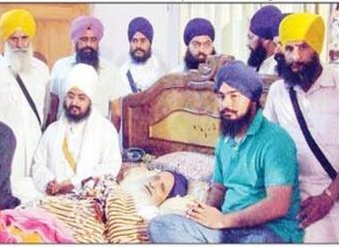 ਬਾਬਾ ਰਣਜੀਤ ਸਿੰਘ ਢੱਡਰੀਆਂ ਵਾਲੇ ਬਾਪੂ ਤ੍ਰਿਲੋਕ ਸਿੰਘ ਨੂੰ ਮਿਲਦੇ ਹੋਏ