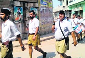 ਆਰ. ਐੱਸ. ਐੱਸ ਦੇ ਵਰਕਰ ਨੰਗੀਆਂ ਬੰਦੂਕਾਂ ਅਤੇ ਪਿਸਤੌਲਾਂ ਲੈ ਕੇ ਜਲੂਸ ਕੱਢਦੇ ਹੋਏ